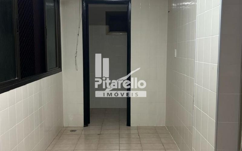 Apartamento reformadíssimo a venda no centro.